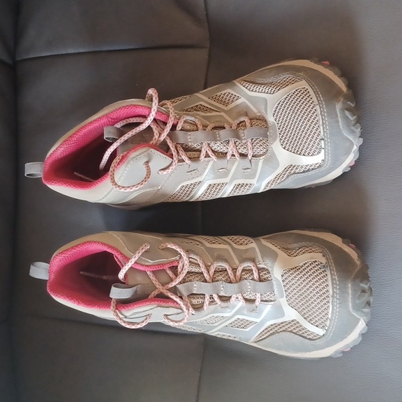Merrell Boys Size 6 Hiking Shoes . Like New. - Picture 4 of 5